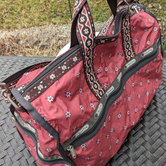 Huge Lesportsac Flower Print Duffel Bag with Strap - Picture 5 of 9